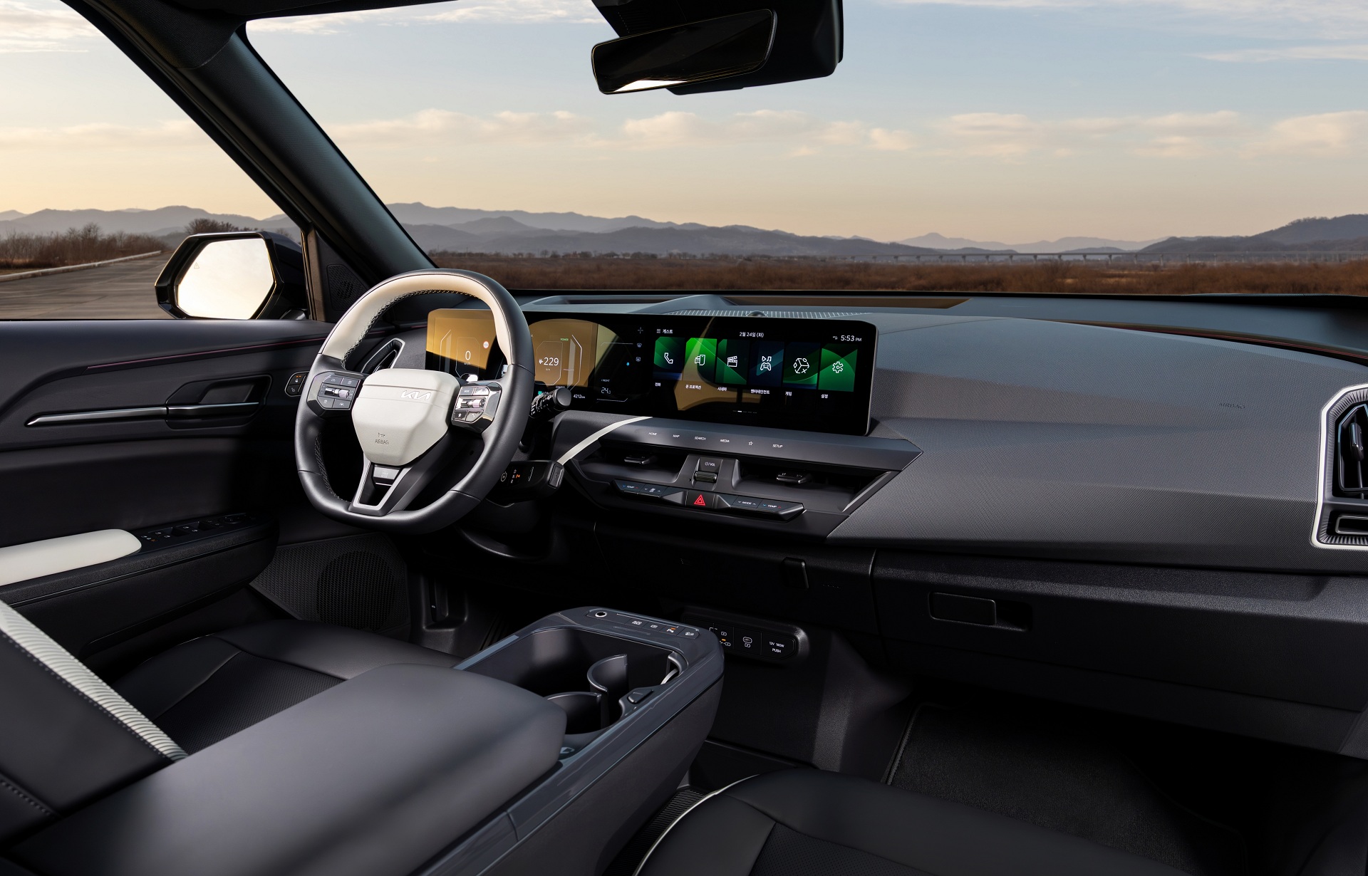 탁 트인 도로와 맑은 하늘 아래, 선명하게 드러나는 기아 EV5 GT-Line의 볼드한 실루엣.