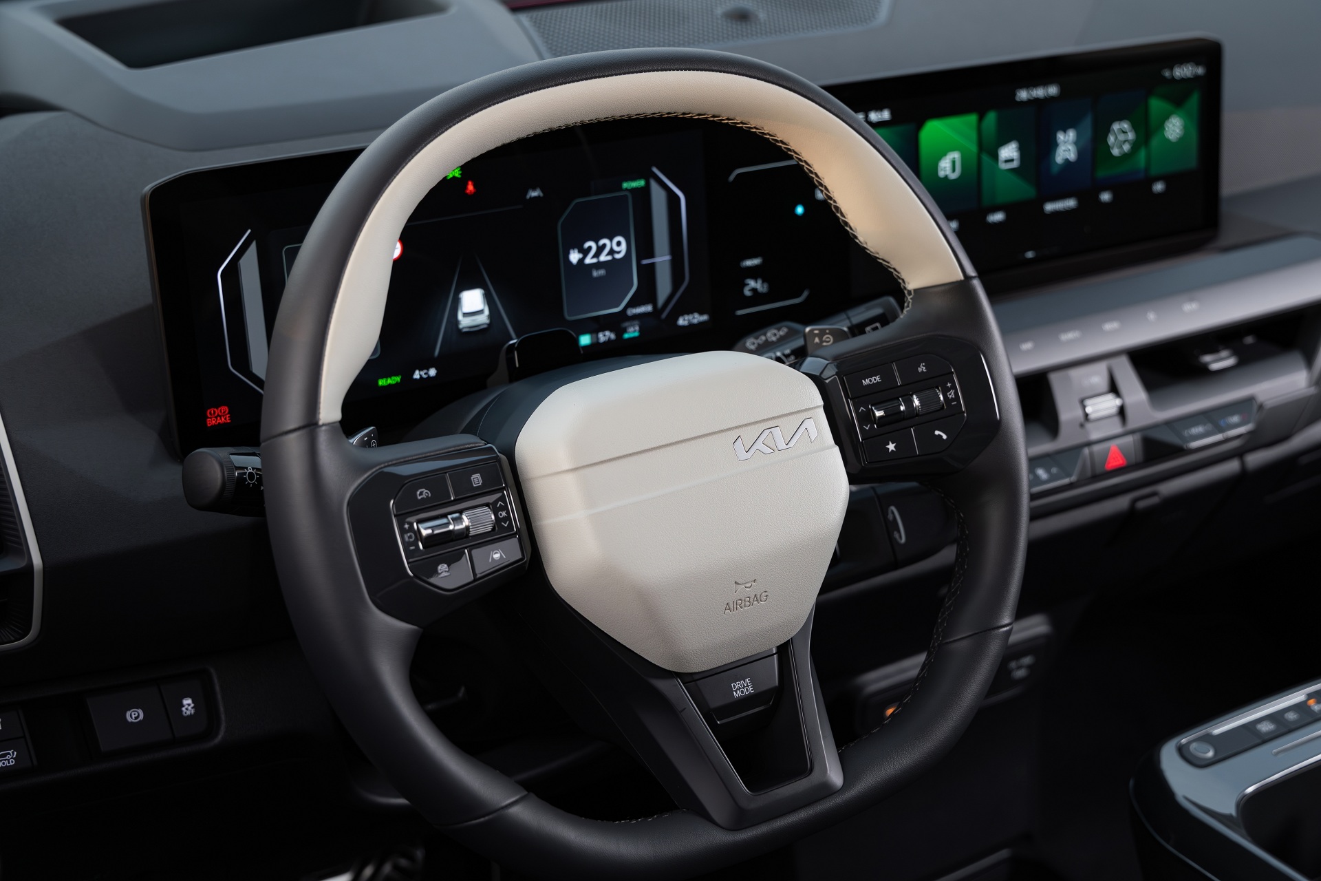 탁 트인 도로와 맑은 하늘 아래, 선명하게 드러나는 기아 EV5 GT-Line의 볼드한 실루엣.