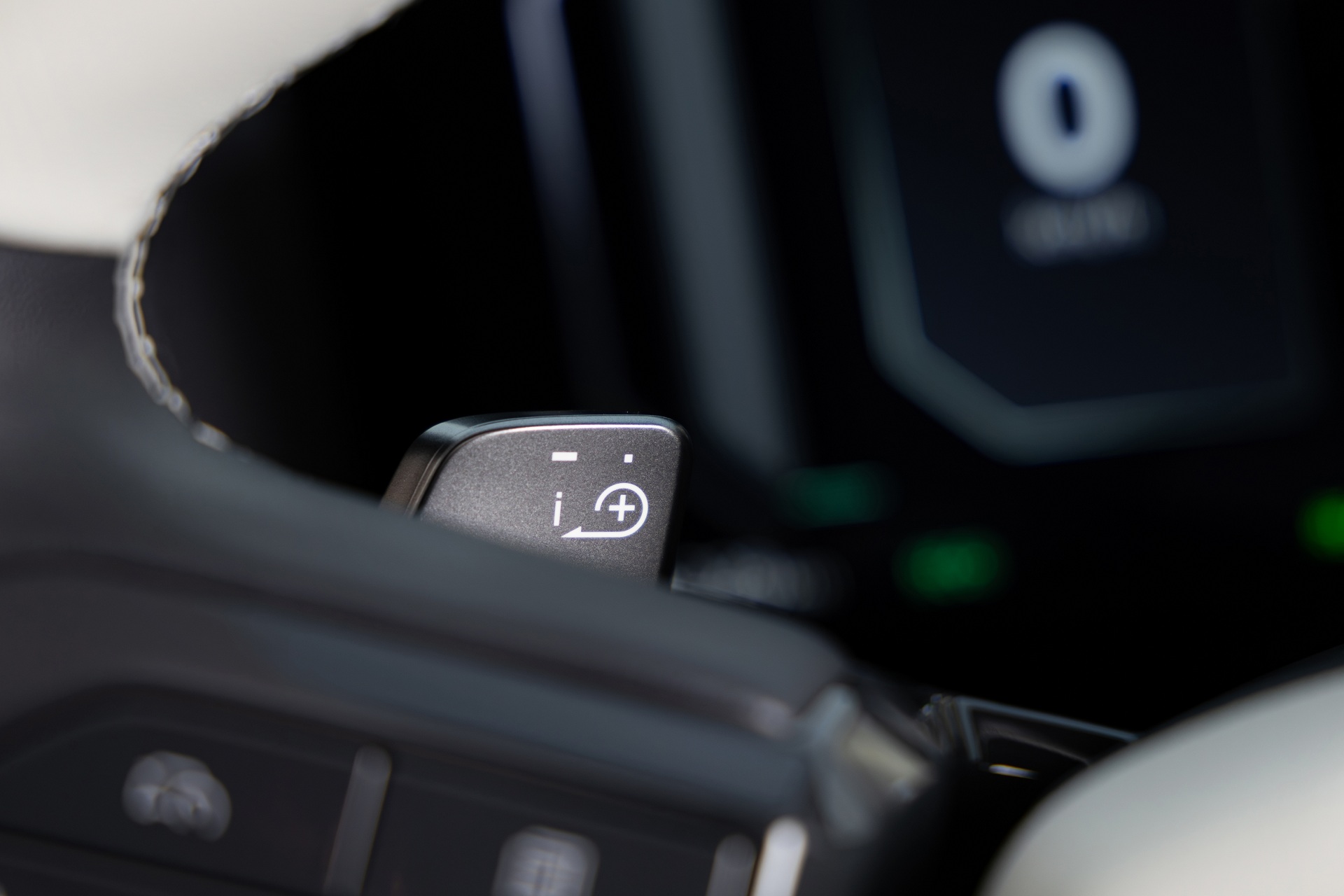 탁 트인 도로와 맑은 하늘 아래, 선명하게 드러나는 기아 EV5 GT-Line의 볼드한 실루엣.