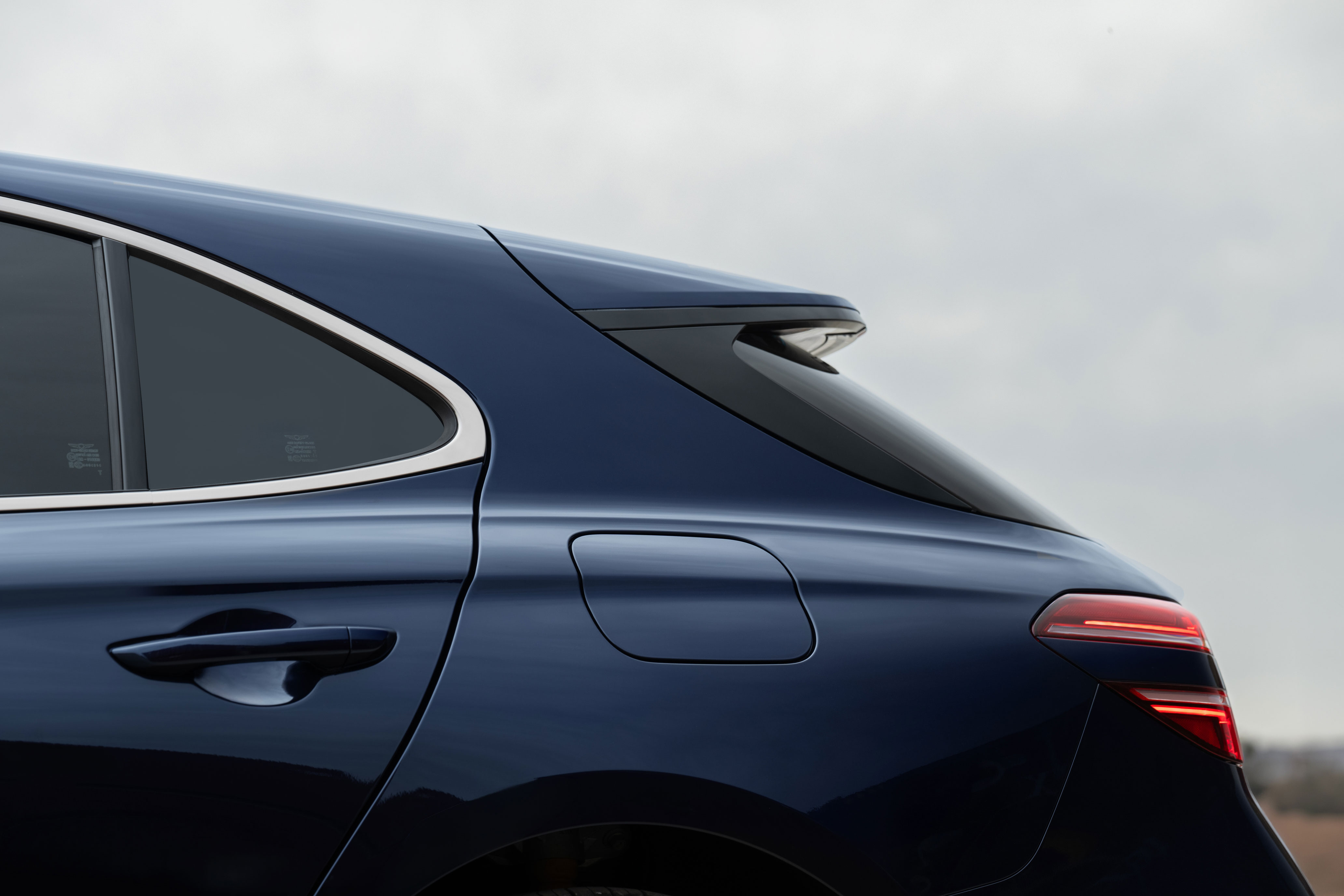 제네시스 G70 슈팅브레이크 차량의 측면 일부분