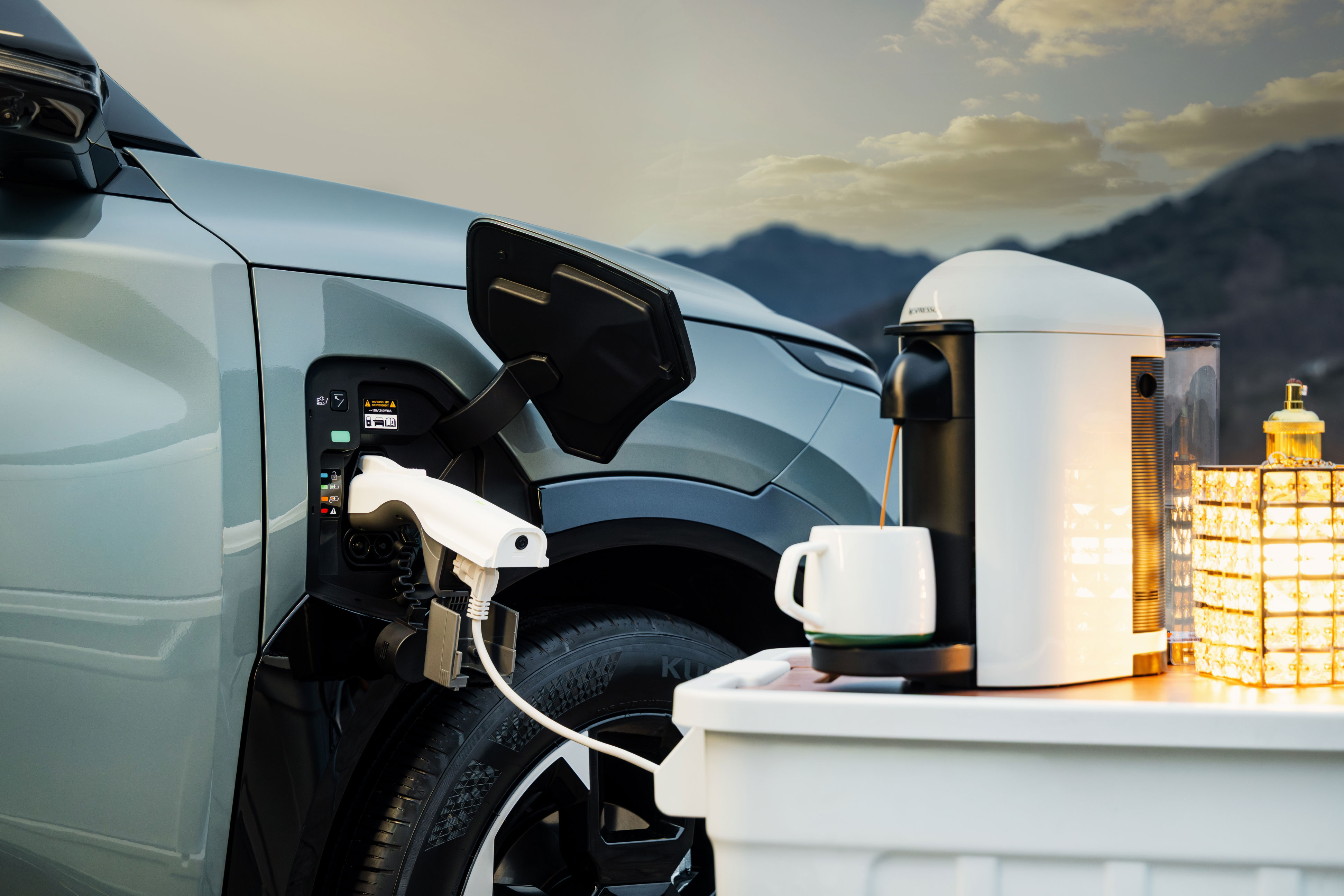 기아 EV5 GT-Line 차량의 V2L를 사용하는 커피포트, 랜턴 등 전자식 캠핑 용품