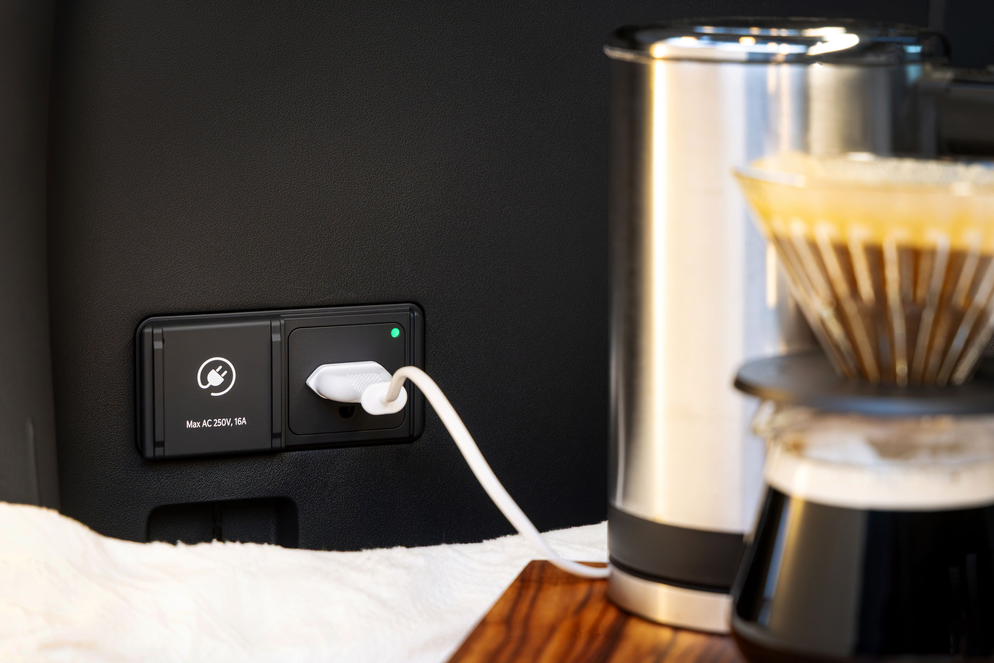 기아 EV5 GT-Line 차량의 V2L를 사용하는 커피포트