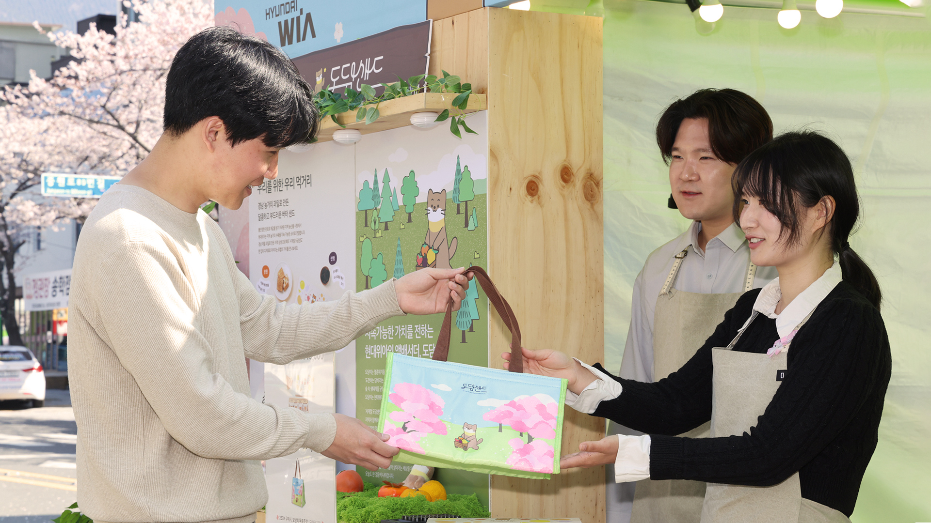 군항제 팝업에서 도담샌드를 구입하는 모습