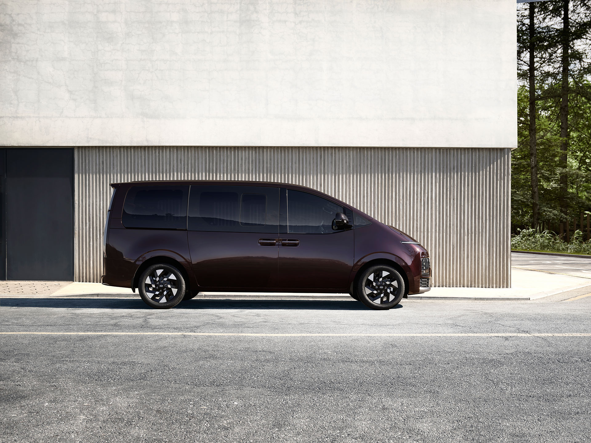 길가에 정차 된 현대자동차 더 뉴 스타리아 차량의 측면