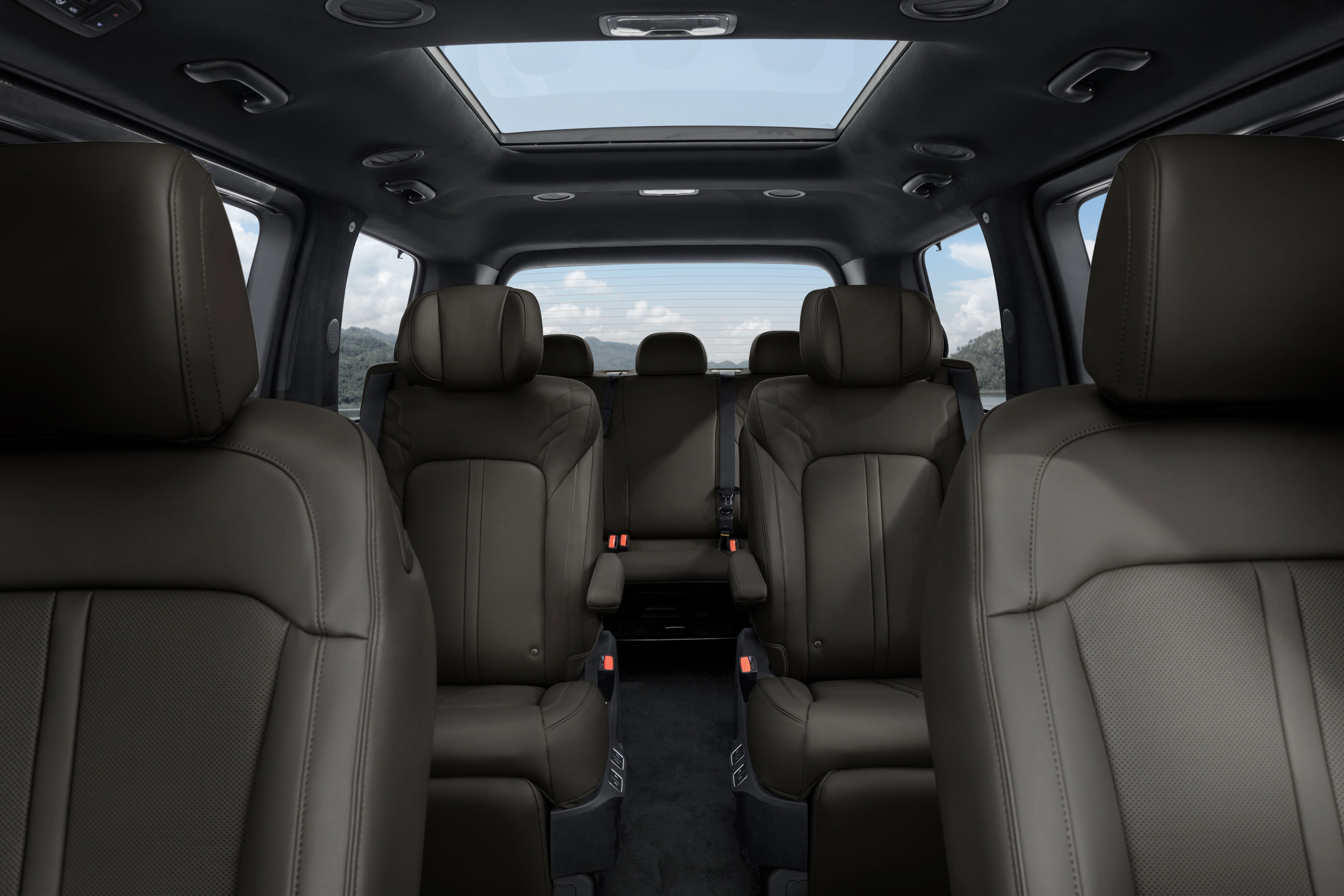 현대자동차 더 뉴 스라리아 차량의 내부