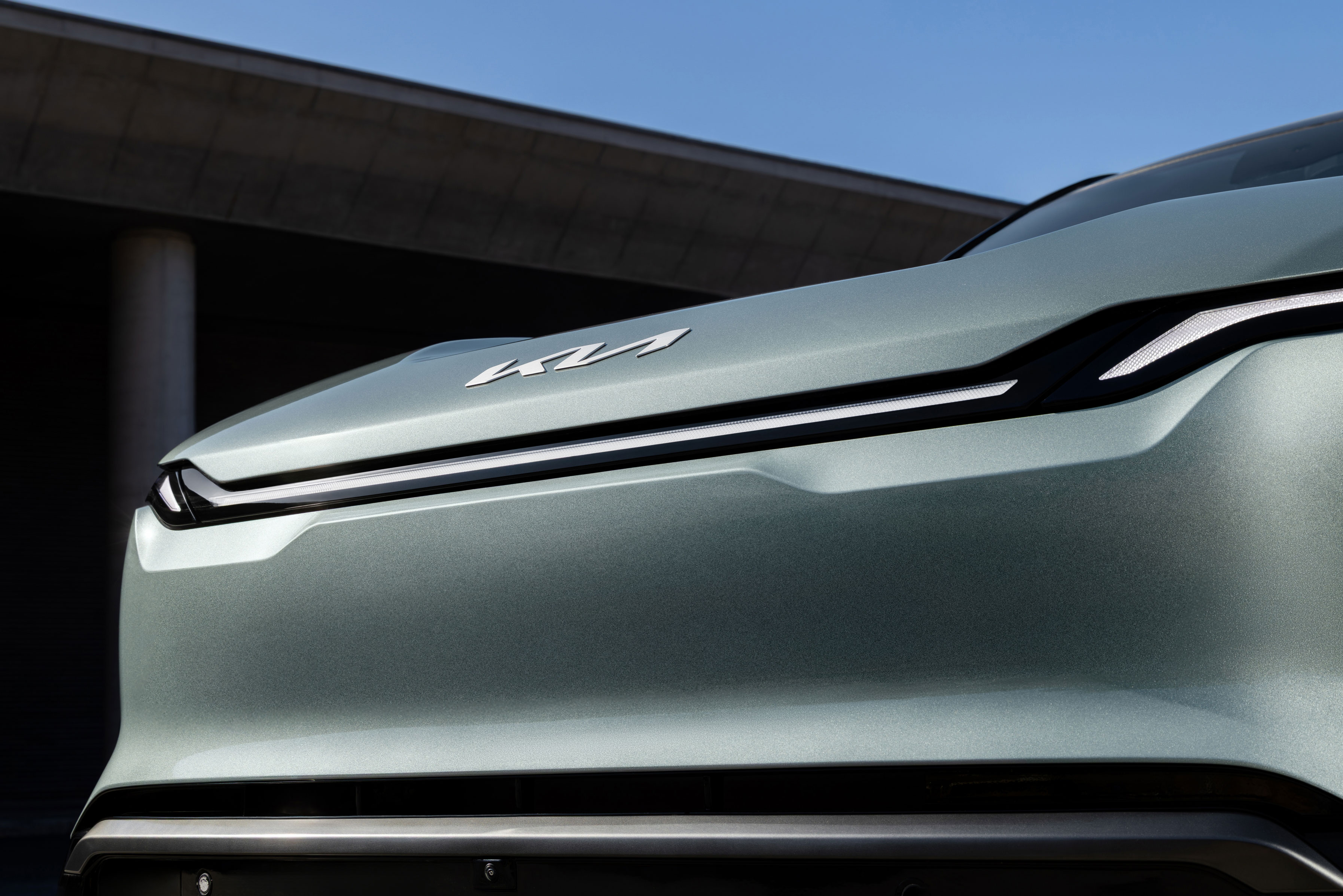 기아 EV5 GT-Line 차량 전면 라이트 바 및 엠블럼