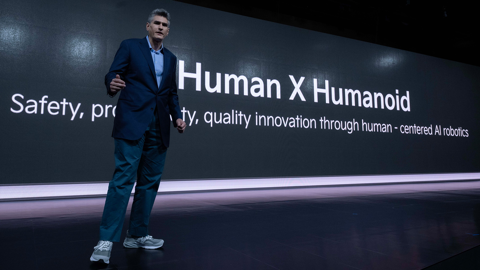 보스턴다이나믹스 잭 재코우스키(Zachary Jackowski) 아틀라스 개발 총괄이 ‘2026 CEO 인베스터 데이(CEO Investor Day)’에서 로보틱스 전략에 대해 설명하고 있다.