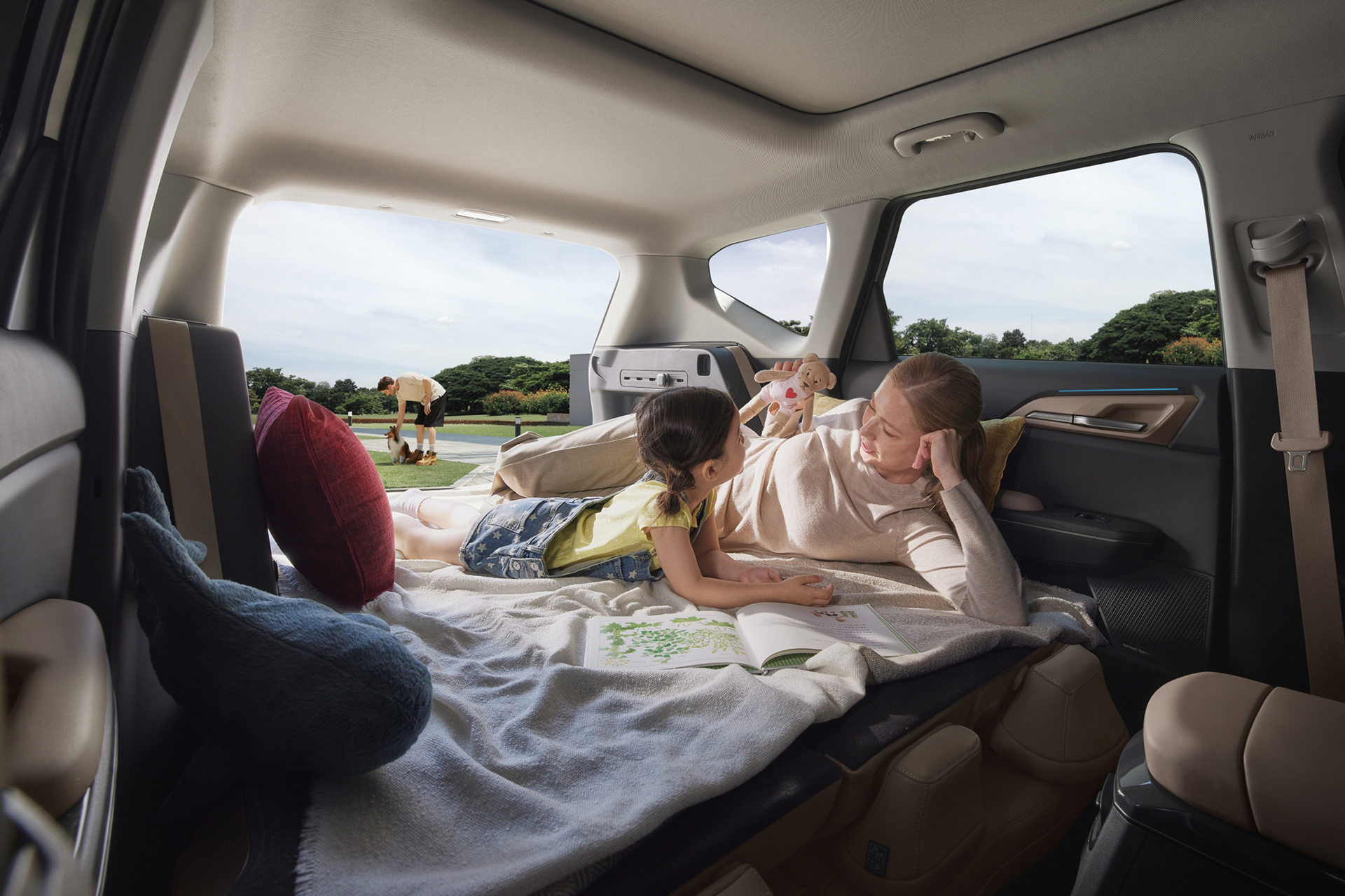 자동차에서 휴식을 취하는 사람들