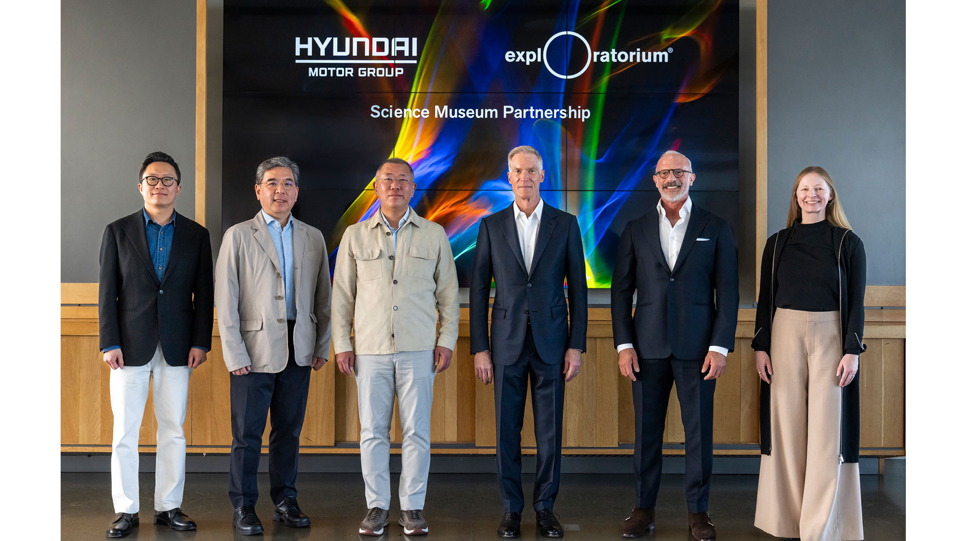 (왼쪽부터) 현대차그룹 HMG브랜드경험담당 지성원 부사장, 장재훈 부회장, 정의선 회장, 익스플로라토리움 윌리엄 F. 멜린(William F. (Bill) Mellin) 이사회 의장, 린지 비어만(Lindsay Bierman) 관장, 앤 리처드슨(Anne Richardson) 최고경험책임자(CXO)이 기념 촬영하는 모습