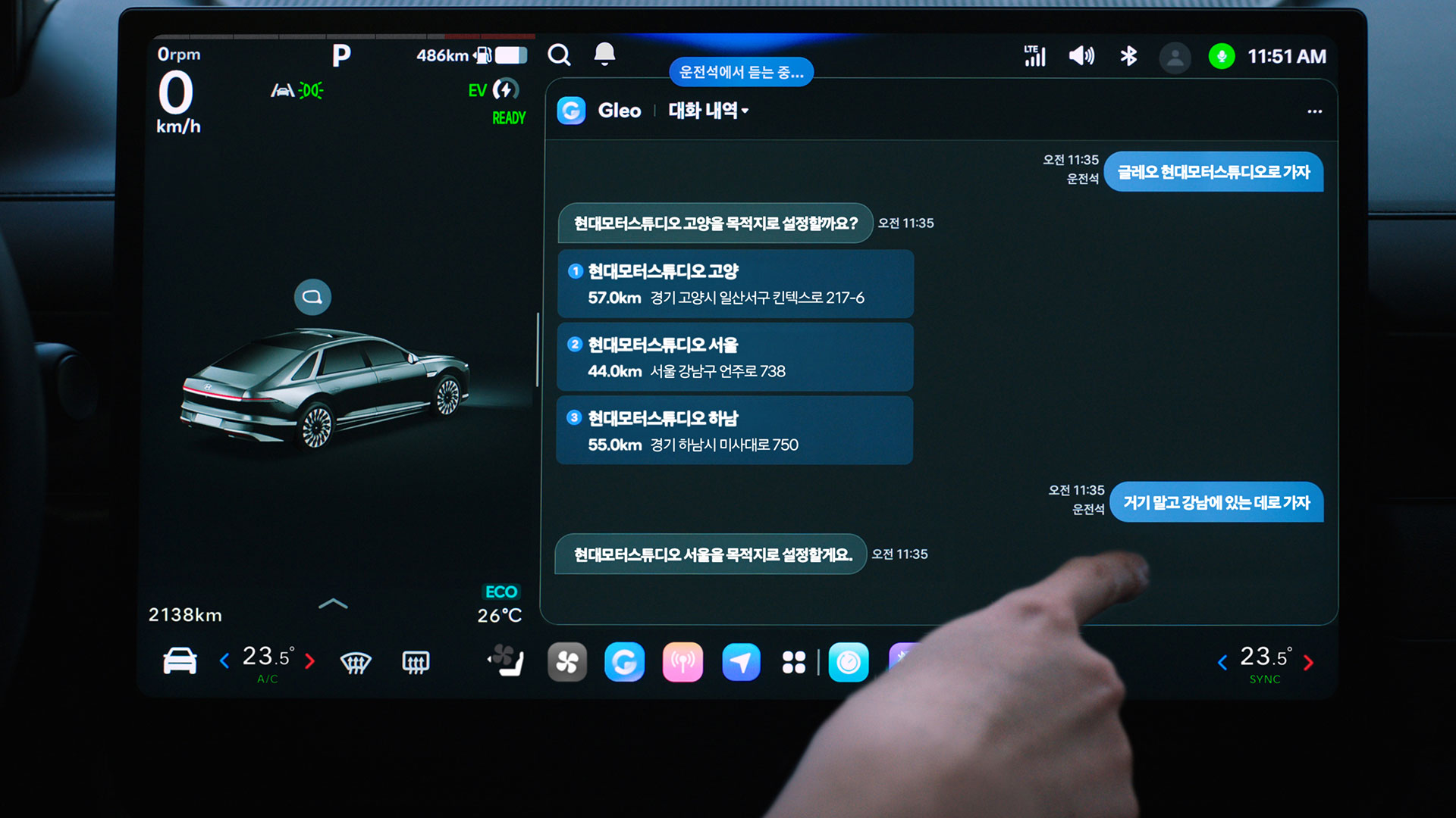차량에서 Pleos Connect의 Gleo AI 앱이 실행된 모습. 운전자는 차량용 AI 에이전트인 Gleo AI을 실행해 음성으로 목적지를 검색하고, 경로를 설정할 수 있다.
