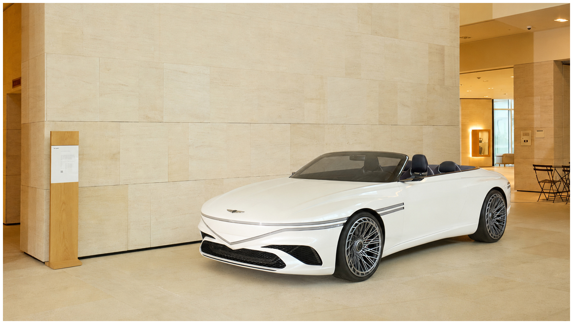 해비치 제주 로비 중앙에 전시된 ‘제네시스 엑스 그란 컨버터블 콘셉트(Genesis X Gran Convertible Concept)’