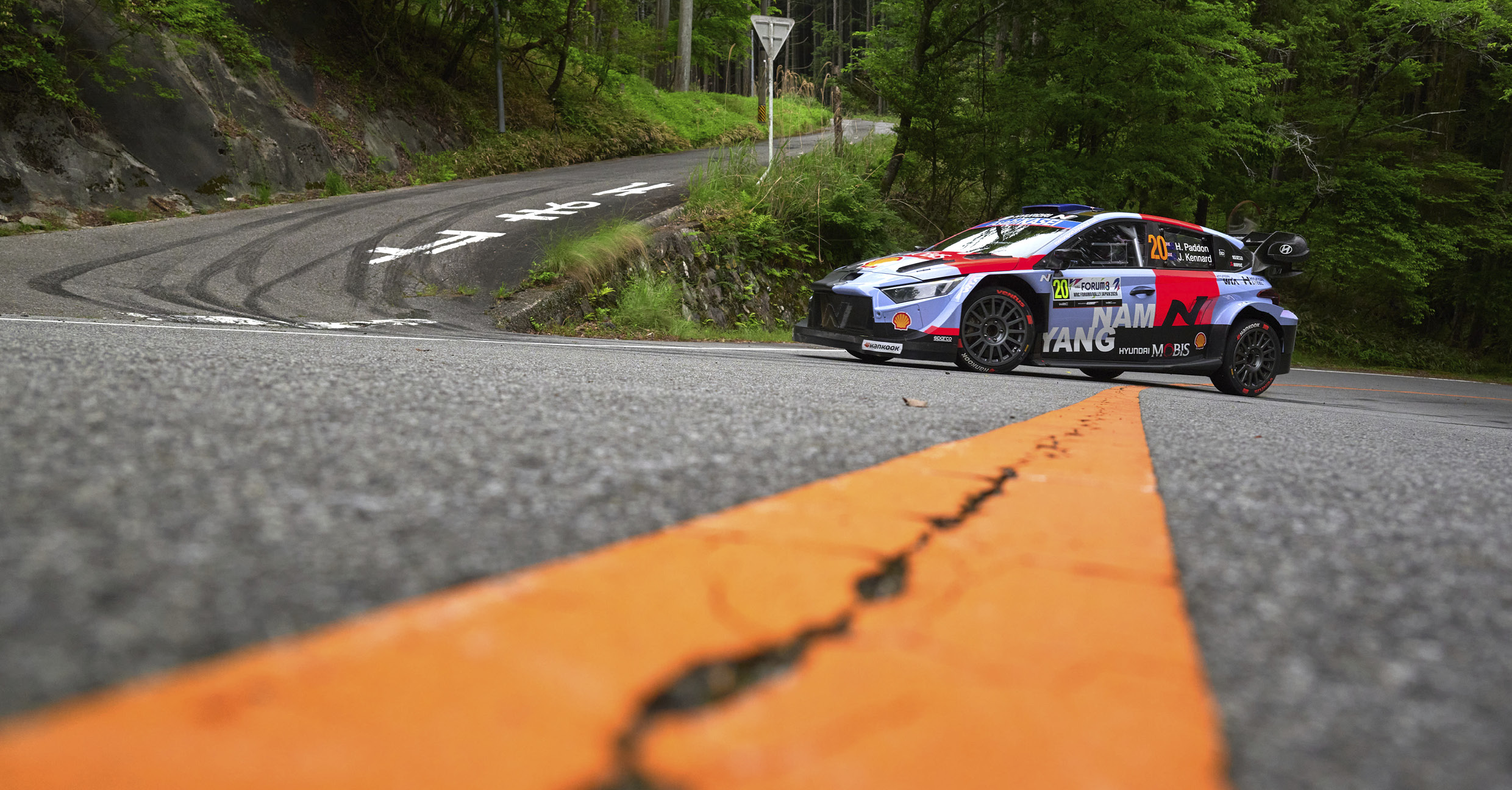 현대팀 WRC1 랠리카가 코너를 돌아가는 모습