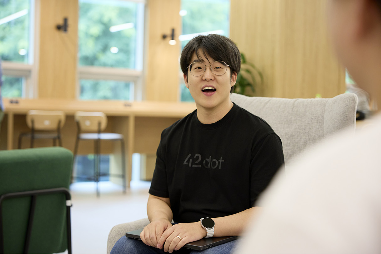 Kim Ha Young is talking to co-workers