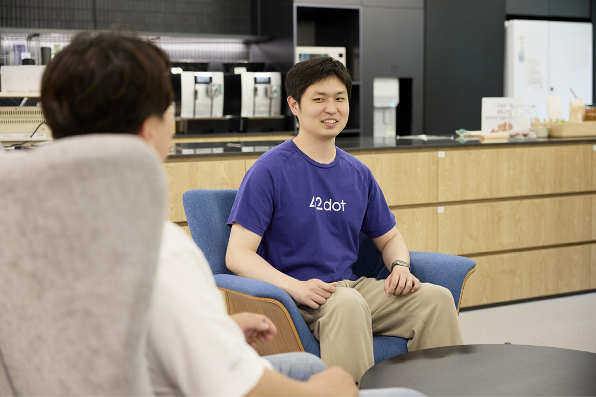 Lee Jun-hee team lead is being interviewed