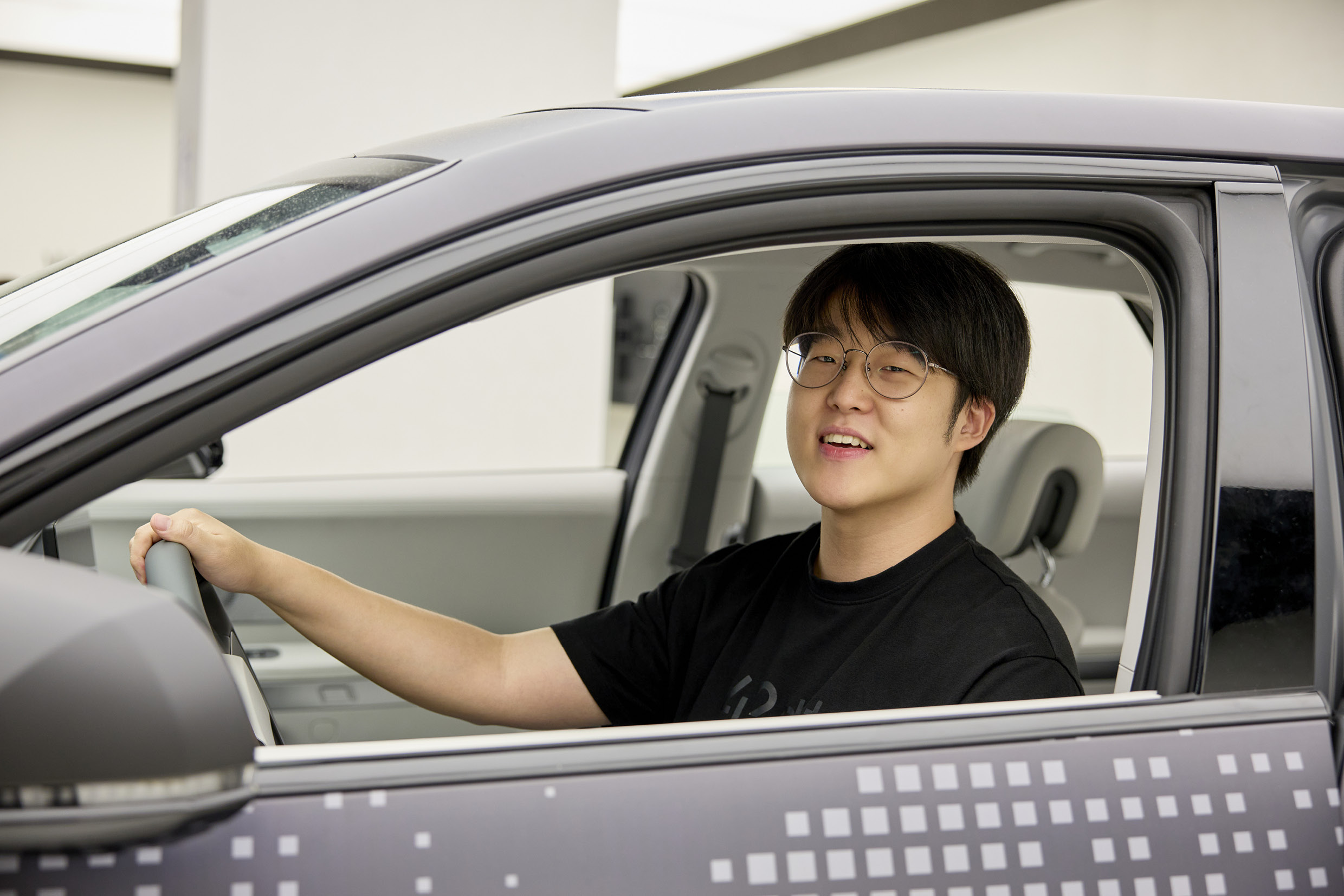 Kim Ha-young's team lead is posing in the car