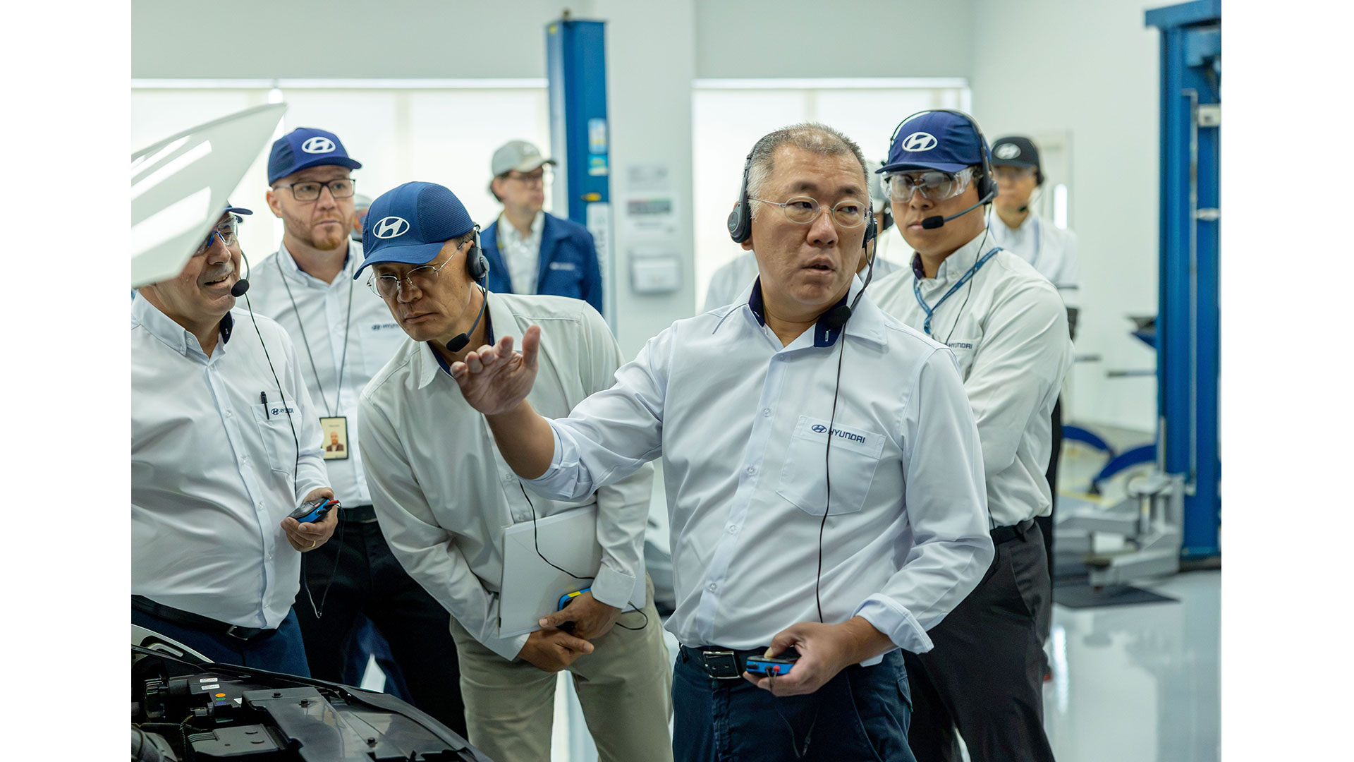 정의선 회장이 현대차 브라질공장 임직원들과 차량 품평을 진행하고 있다.