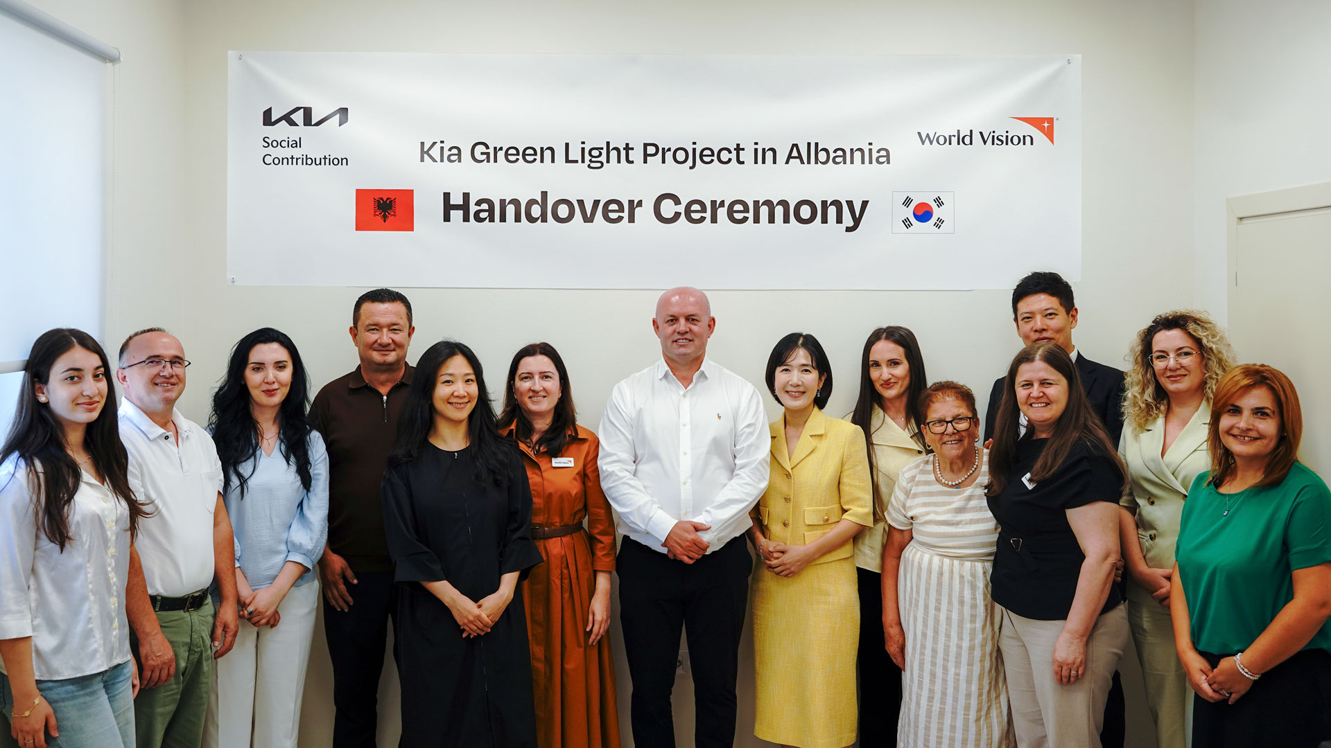 Participants pose for a commemorative photo during Kia's Gre (1)