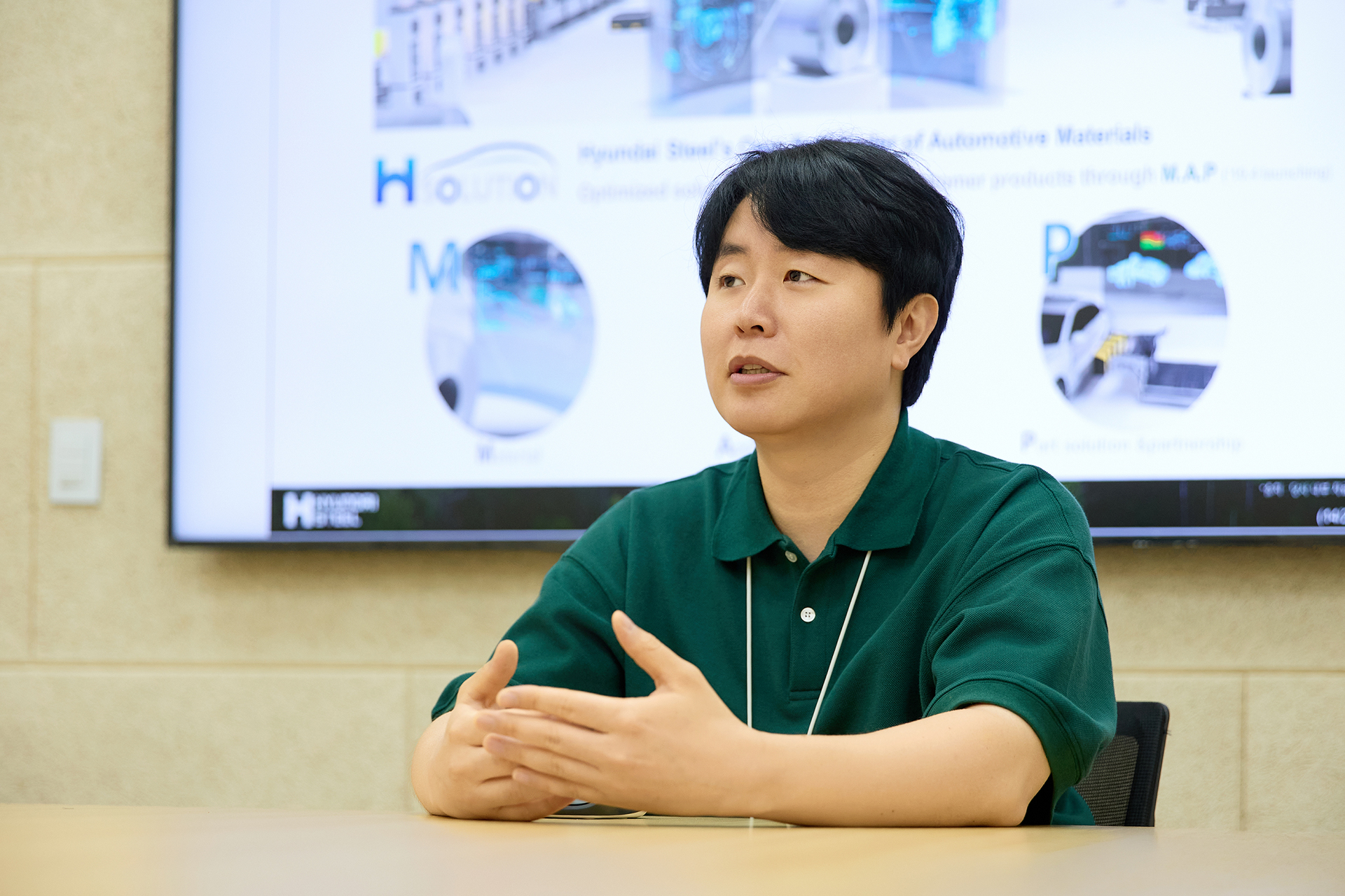 인터뷰 중인 현대제철 신철균 책임연구원의 모습