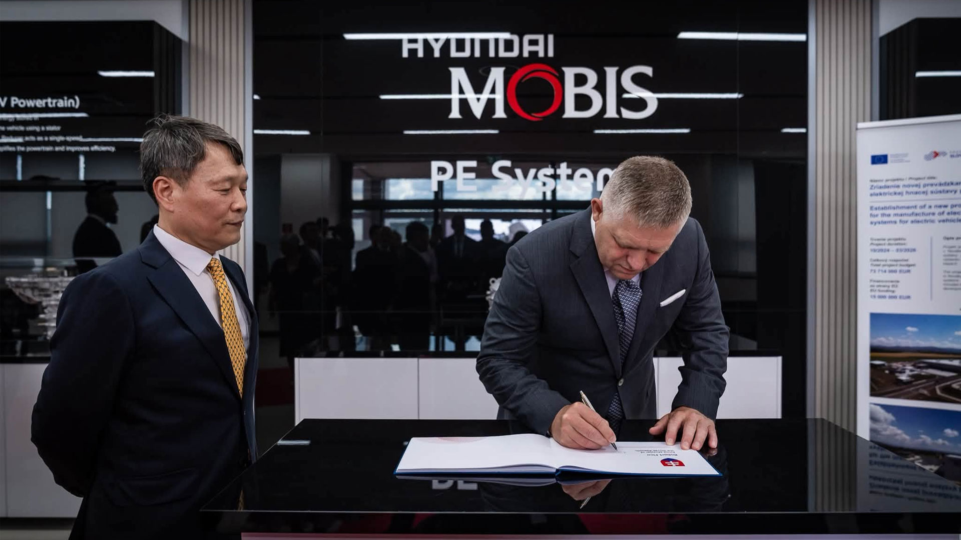 2일(현지시간) 현대모비스 노바키 신공장 가동 기념행사에 참석한 로베르토 피초(오른쪽) 슬로바키아 수상이 방명록에 서명을 남기고 있다. [슬로바키아공화국 정부 공식 페이스북]