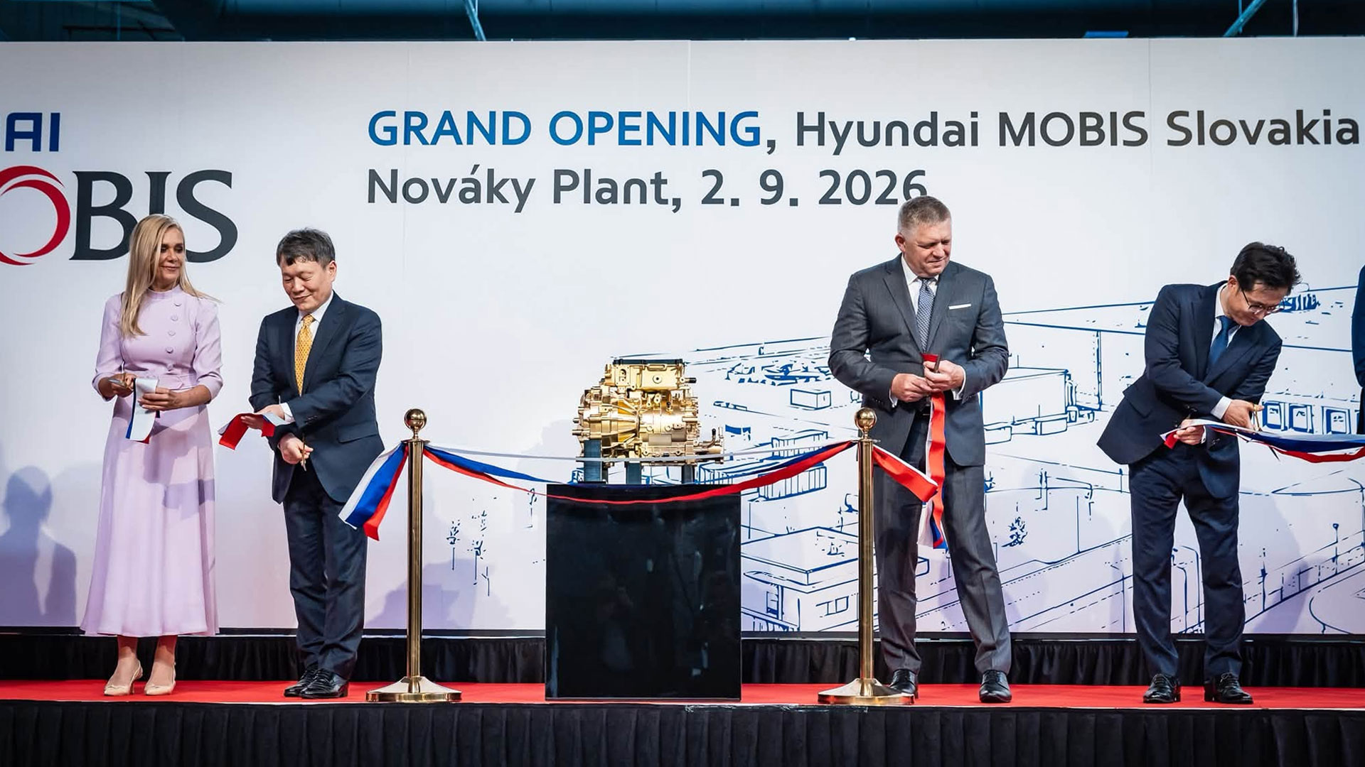 On the 2nd (local time), Hyundai Mobis President Lee Kyu-seok (second from left) and Slovak Prime Minister Robert Fico cut the ribbon at a ceremony marking the start of operations at Hyundai Mobis’s new plant in Nováky. [Image Source: Official Facebook page of the Government of the Slovak Republic]