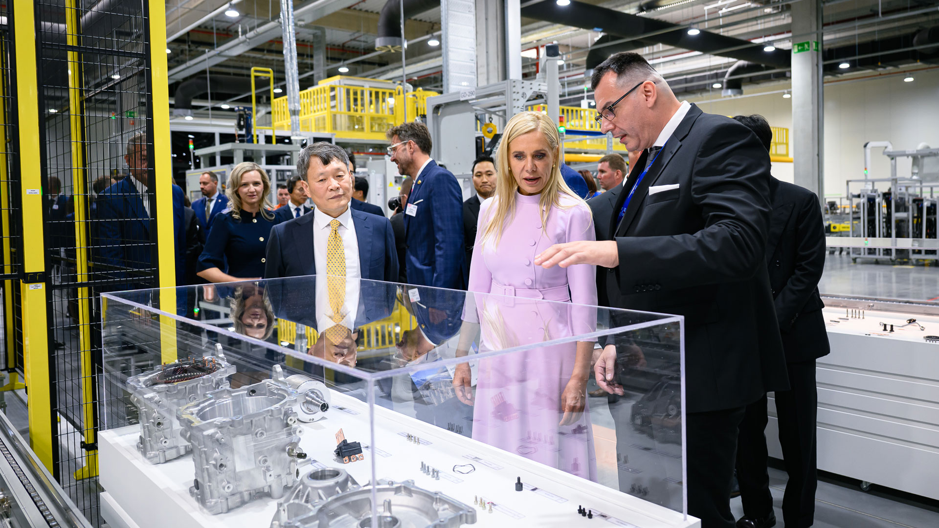 2일(현지시간) 현대모비스 노바키 신공장 가동 기념행사에서 데니사 사코바(앞줄 가운데) 슬로바키아 경제부 장관이 이규석 현대모비스 사장과 함께 PE시스템에 대한 설명을 듣고 있다.
