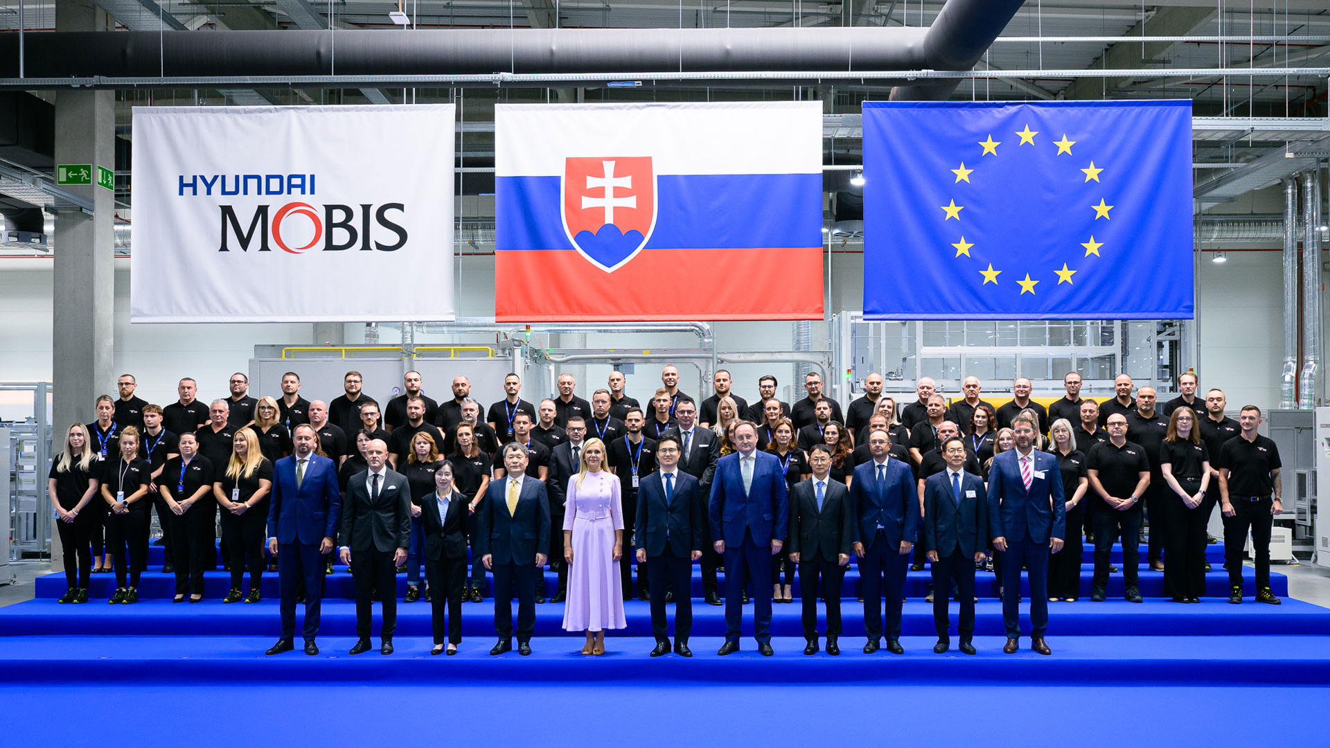At the Hyundai Mobis Nováky new plant opening ceremony on the 2nd (local time), Hyundai Mobis President Lee Gyu-seok (fourth from the left in the front row), distinguished guests, and employees pose for a commemorative photograph.