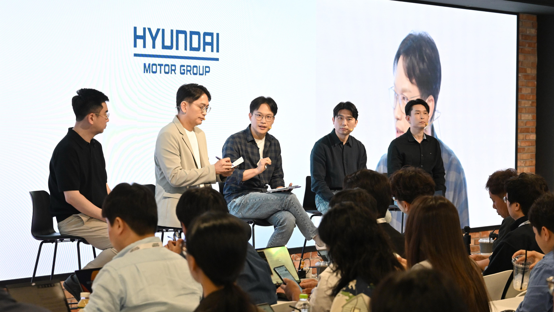 11일(금) '현대차그룹 자율주행 미디어데이'에서 (왼쪽부터) 42dot PR Team 주재율 TL(Team Lead), 현대차·기아 AVP본부 자율주행개발센터장 권정현 부사장, 현대차·기아 AVP본부장 박민우 사장, 42dot Atria Group 정성균 GL(Group Lead), 42dot Trion Group 이희석 GL(Group Lead)이 Q&A 세션을 진행하는 모습