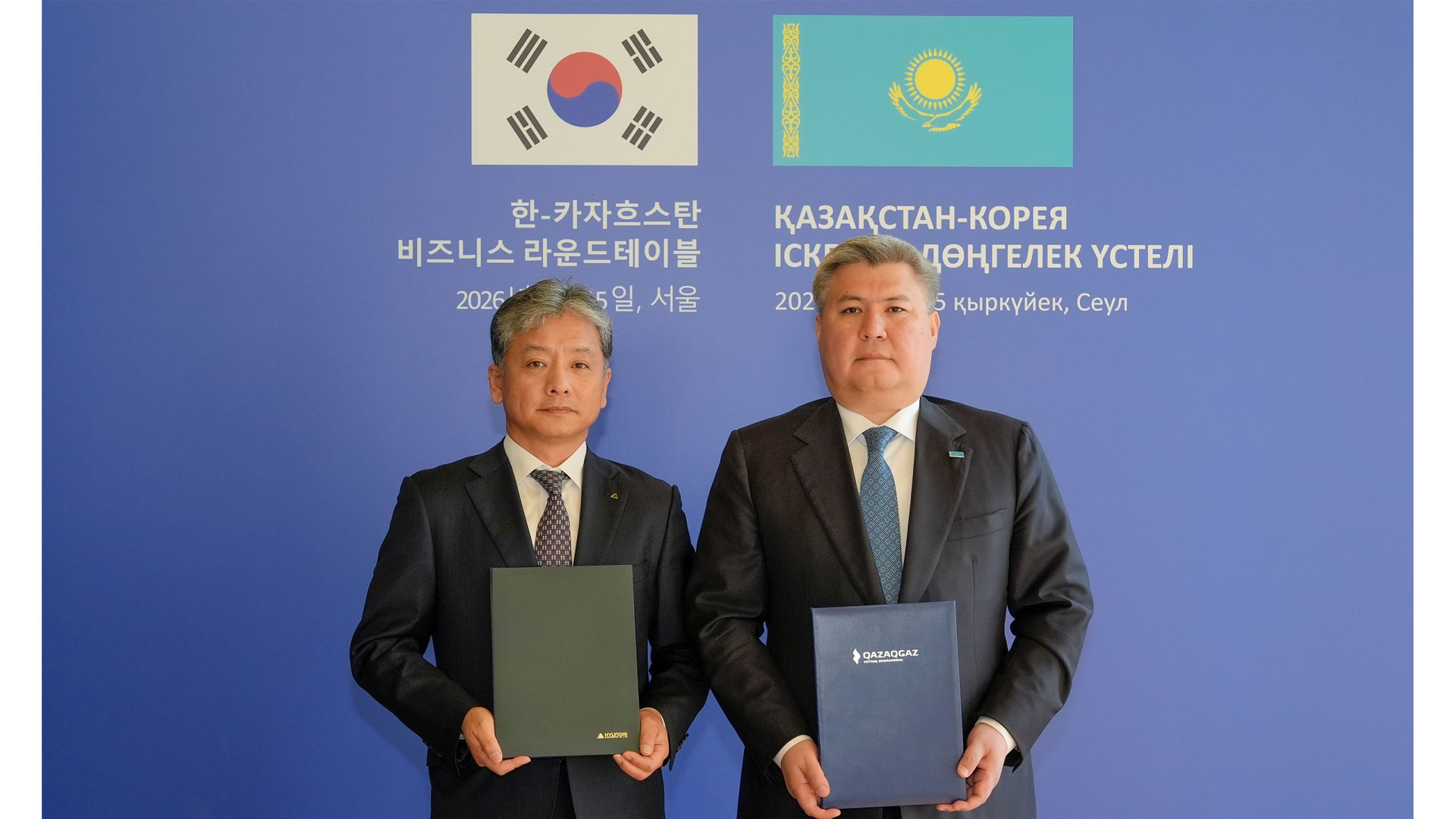 카라차가낙 가스처리시설』 사업이행합의서 서명식에 참석한 현대엔지니어링 주우정 대표이사(좌)와 카작가스 알리벡 자마우오프(Alibek Zhamauov) 회장(우)이 기념 촬영을 하고 있다.
