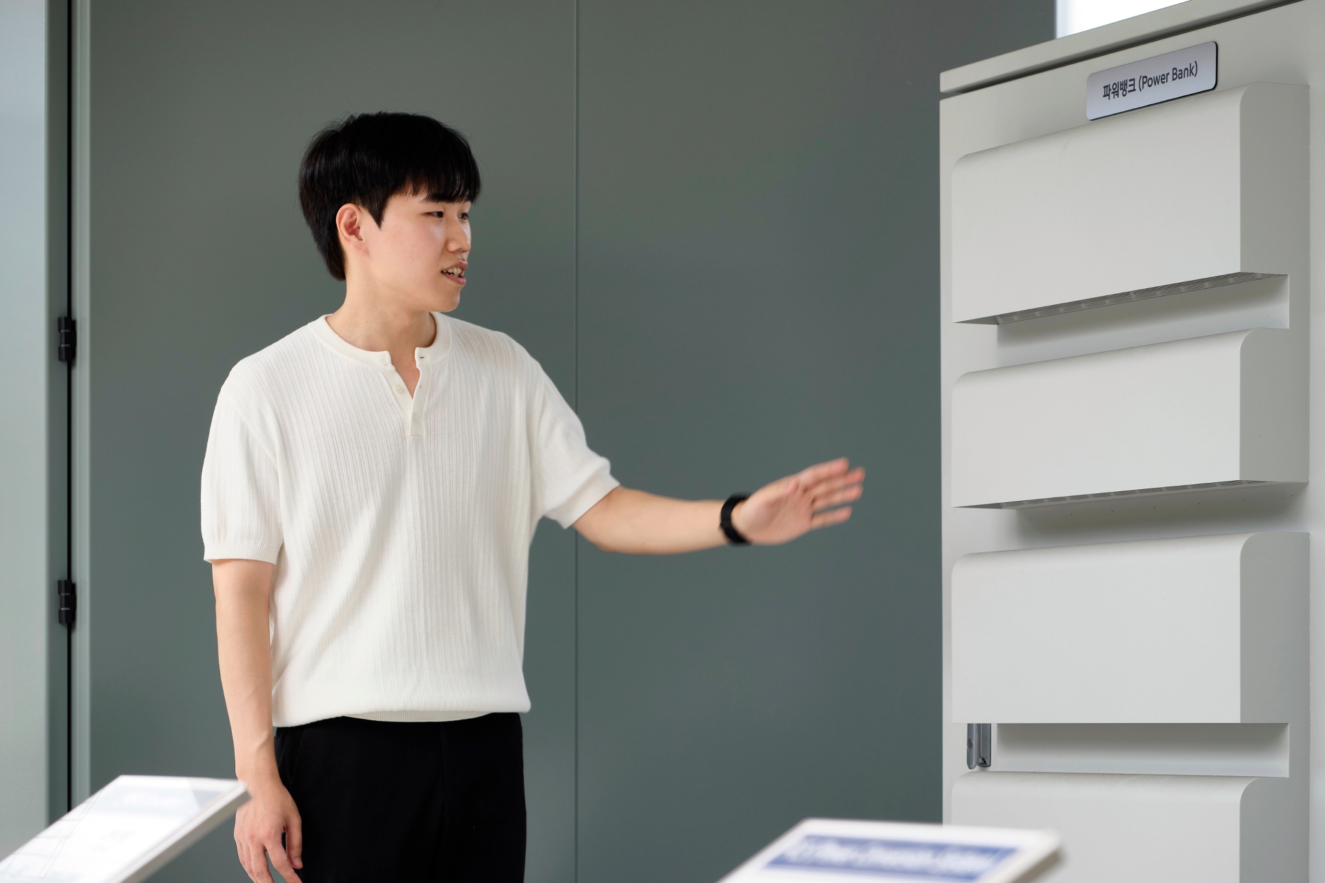 Research Engineer Seunghoon Hyun explaining the power bank and ultra-fast charger
