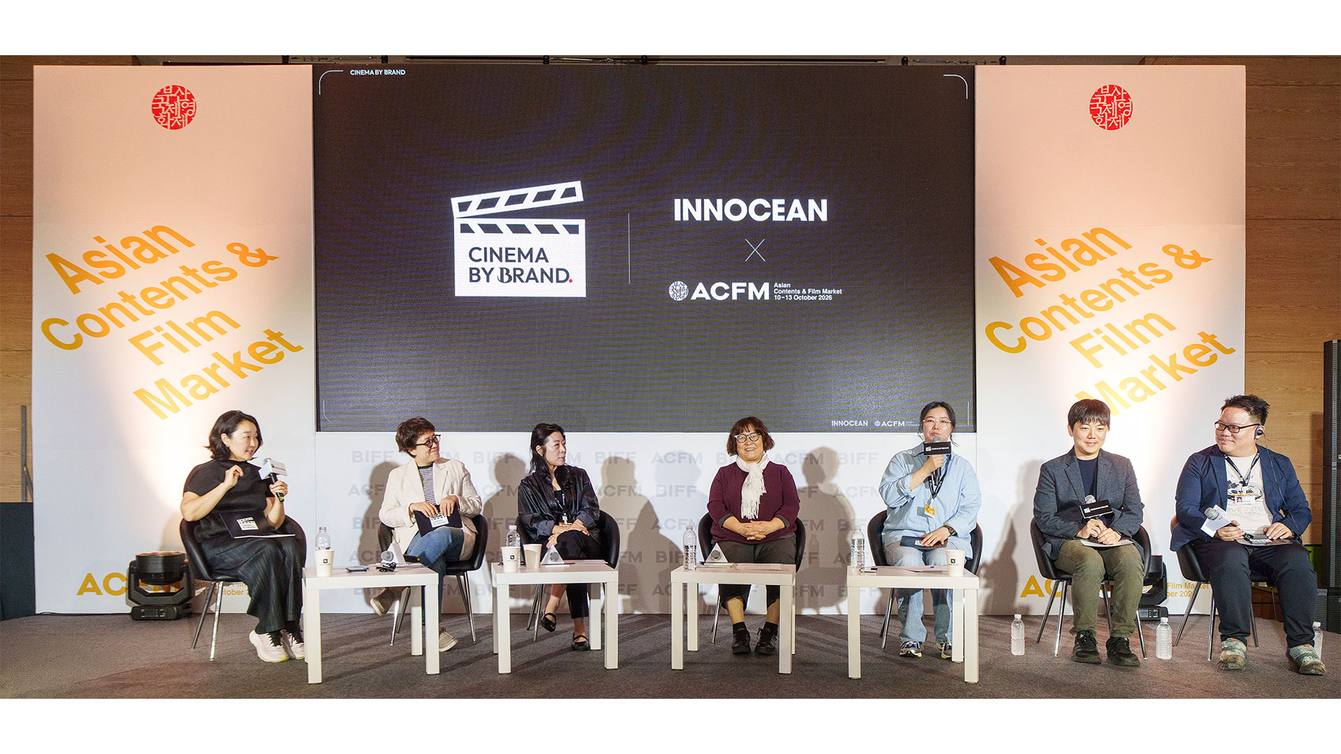 이노션은 부산국제영화제에서 뉴 콘텐츠 플랫폼인 ‘시네마바이브랜드(Cinema by Brand)’를 처음 공개했다고 13일 밝혔다. 사진은 김정아 이노션 대표, 박지영 한화커뮤니케이션위원회 부사장, 김영덕 ACFM 위원장이 특별 세션에서 대담을 나누는 모습. 홍의정 감독(오른쪽 세번째), 이진호 감독(오른쪽 두번째) 등 국내감독 2명과 에드먼드 여(맨 오른쪽, Edmund Yeo) 해외감독 1명