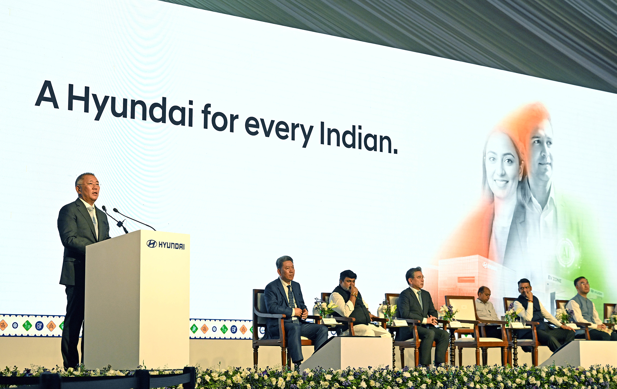 Executive Chair Euisun Chung delivering his welcome address