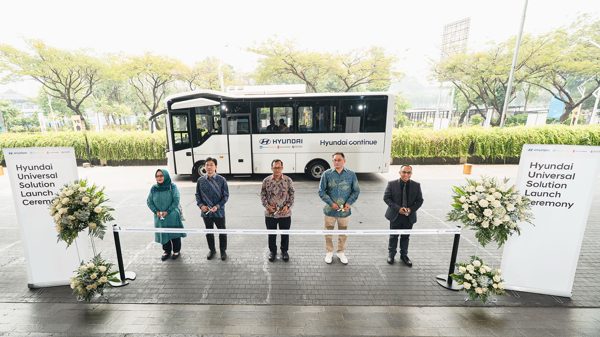 (왼쪽부터) 마우라니 메가 합사리 인도네시아 초중등교육부 국장, 이근영 현대차 인도네시아 판매법인 법인장, 마하르디 퉁굴 위착소노 인도네시아 산업부 국장, 프란시스쿠스 수리오프라노토 현대차 인도네시아 판매법인 최고운영책임자, 아그니 프라따마 세이브더칠드런 인도네시아 최고운영책임자가 기념사진을 촬영하고 있는 모습