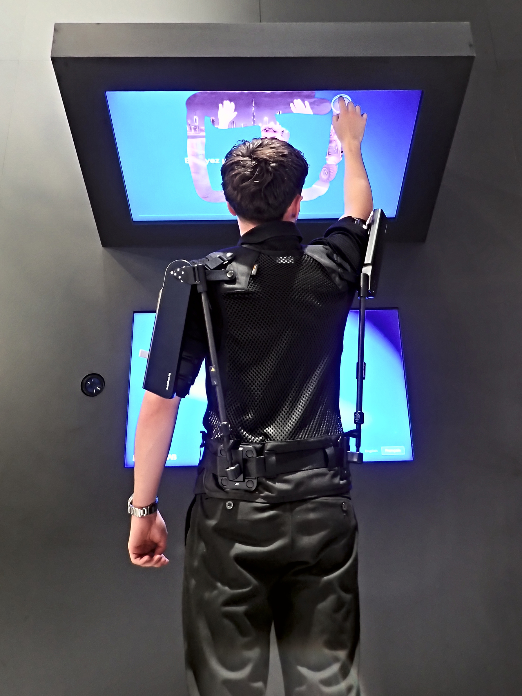 엑스블 숄더를 착용한 관람객
