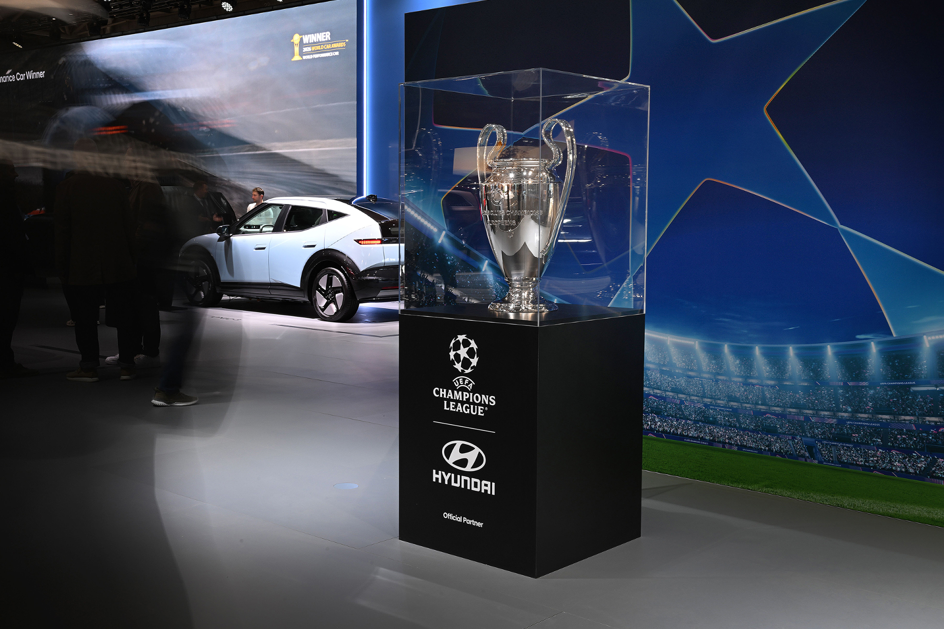 파리 모터쇼 전시장에 설치된 UEFA 챔피언스 리그 파트너십 소개 공간
